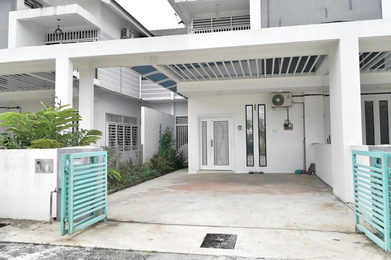 Teratak Persona Homestay. 4 Rooms Double Storey Terrace In Kuantan City. מראה חיצוני תמונה